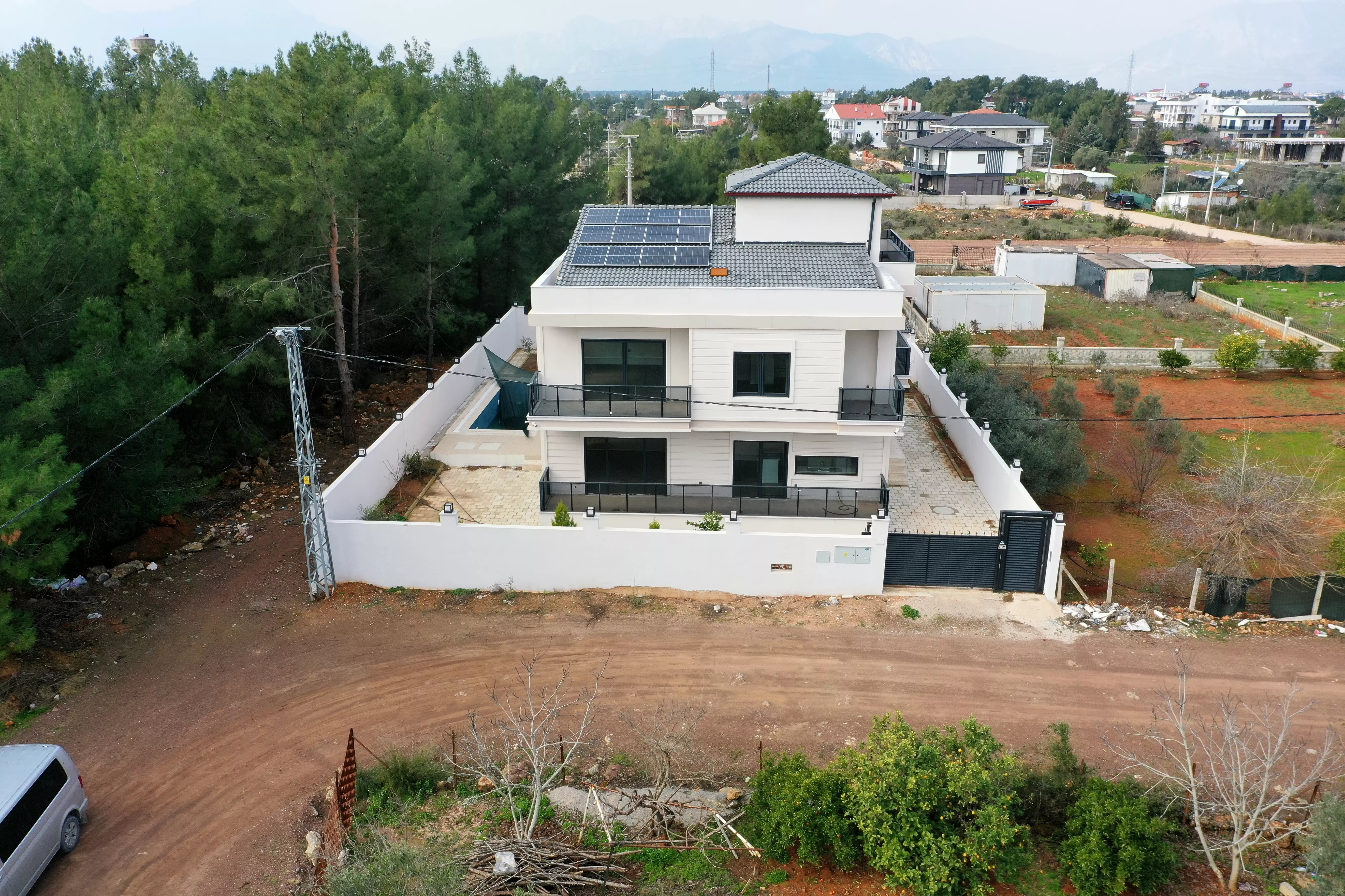 Antalya Döşemealtı'nda 6+1, Geniş Bahçeli, Havuzlu Villa