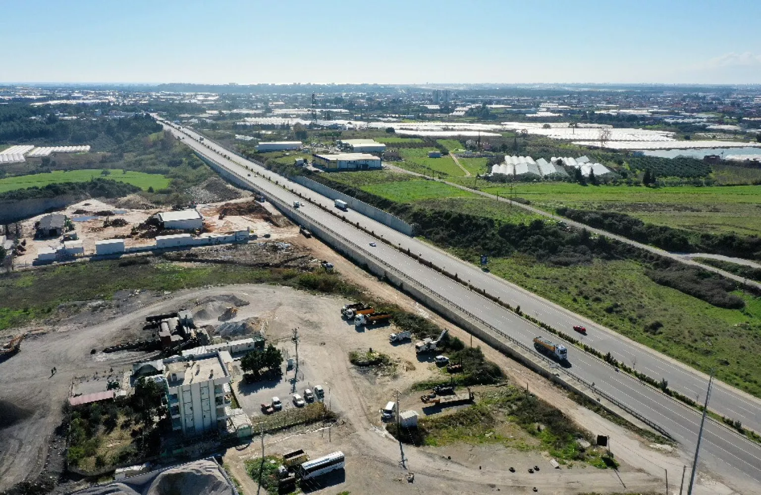 Antalya Aksu Macun'da ana cadde üzerinde satılık ticari arsa