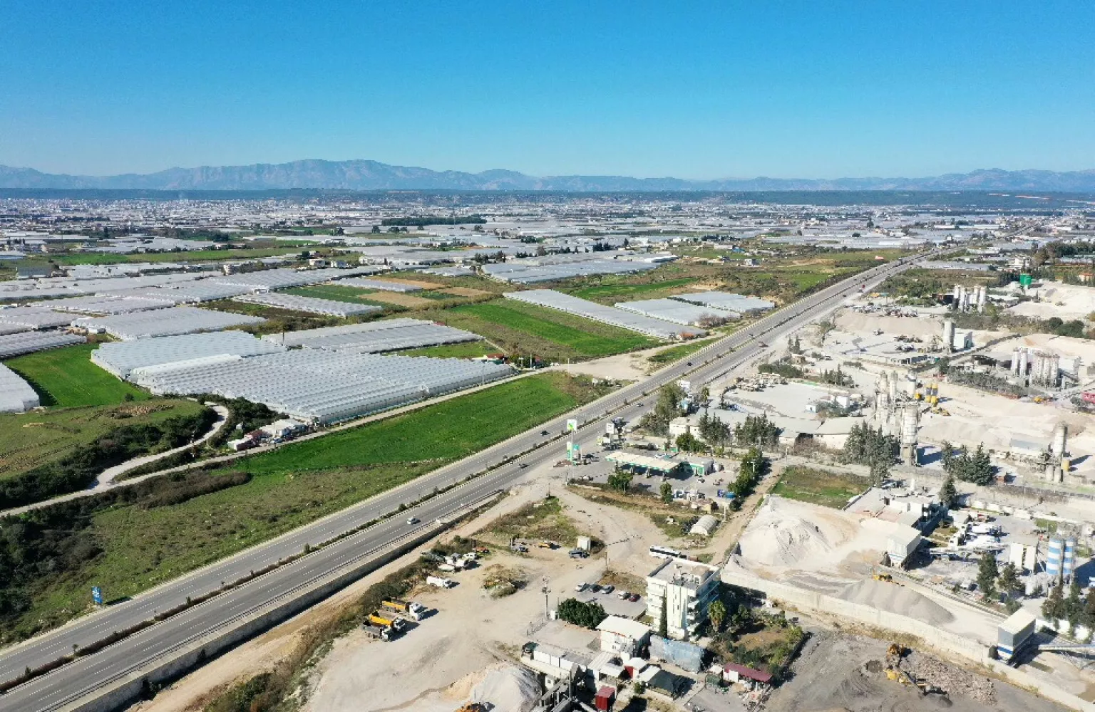 Antalya Aksu Macun'da ana cadde üzerinde satılık ticari arsa