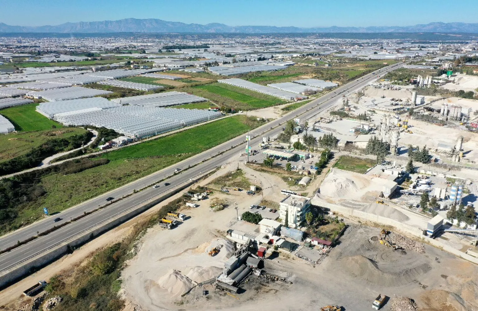Antalya Aksu Macun'da ana cadde üzerinde satılık ticari arsa