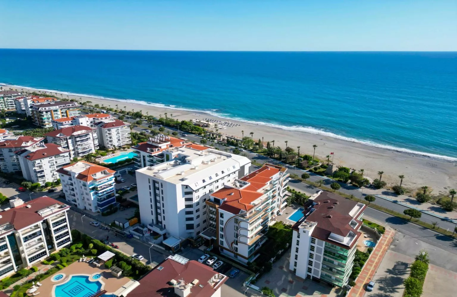 Alanya Kestel Plaja 20 m  Bahçeli Satılık 1+1 Eşyalı Daire