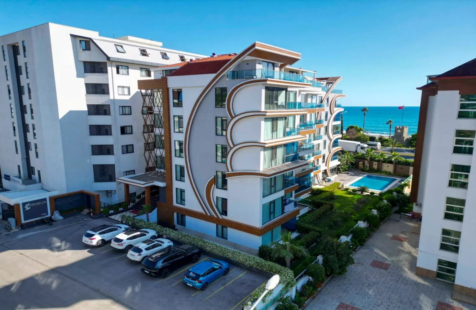 Alanya Kestel Plaja 20 m  Bahçeli Satılık 1+1 Eşyalı Daire