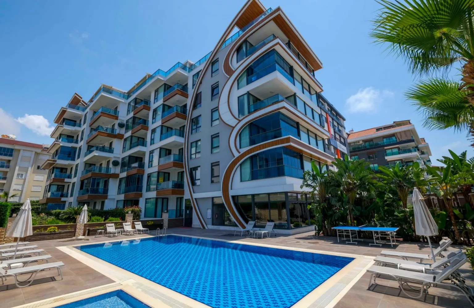 Alanya Kestel Plaja 20 m  Bahçeli Satılık 1+1 Eşyalı Daire