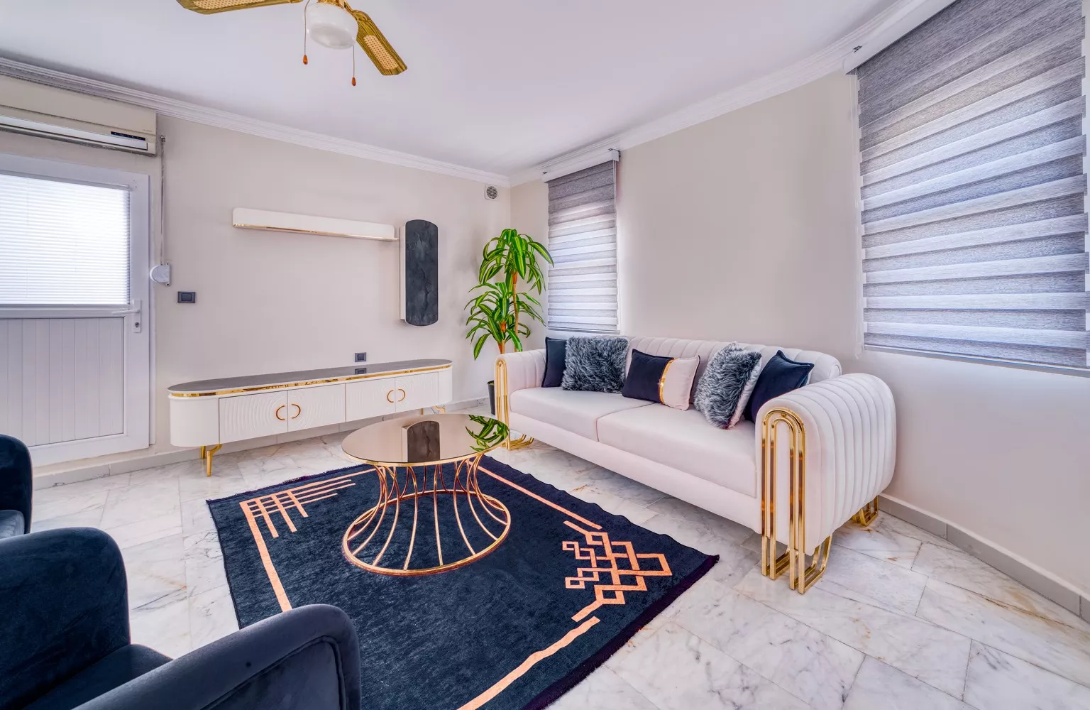 Элитная вилла 4+2  триплекс с бассейном на продажу в Тюрклер