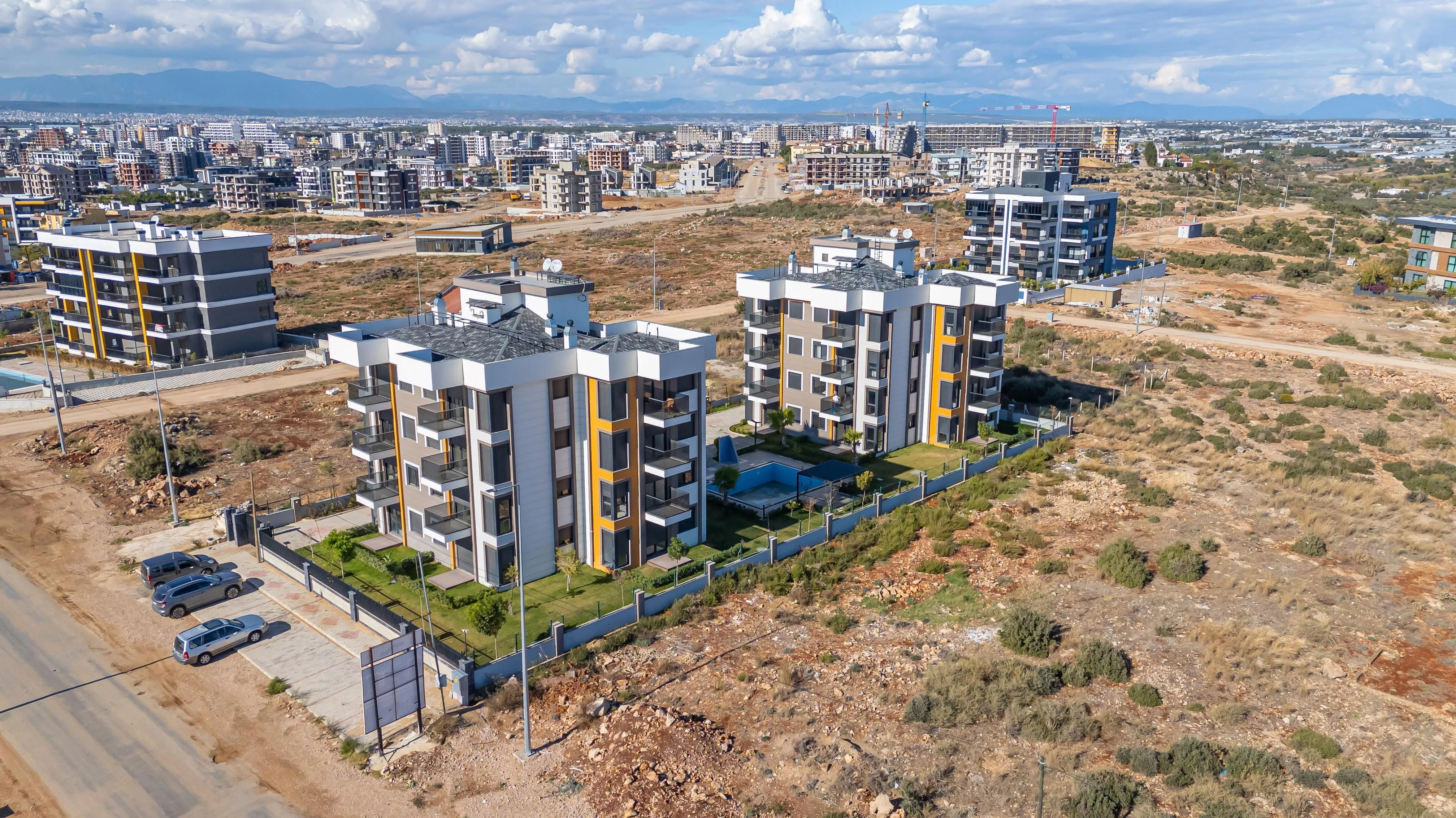 Antalya Aksu Altıntaş'ta Havuzlu Sitede 1+1, 69 m² Daireler