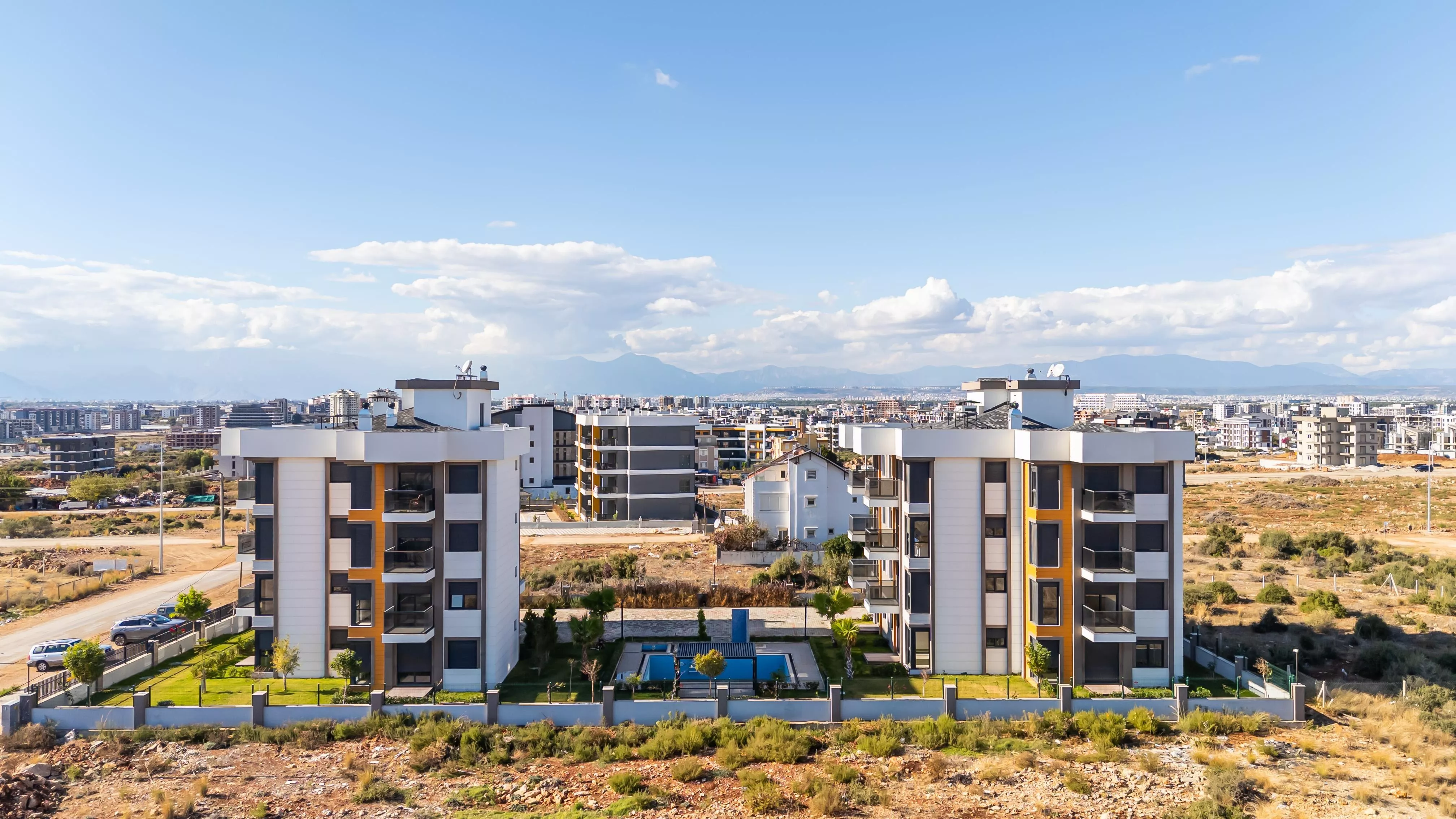 Antalya Aksu Altıntaş'ta Havuzlu Sitede 1+1, 69 m² Daireler