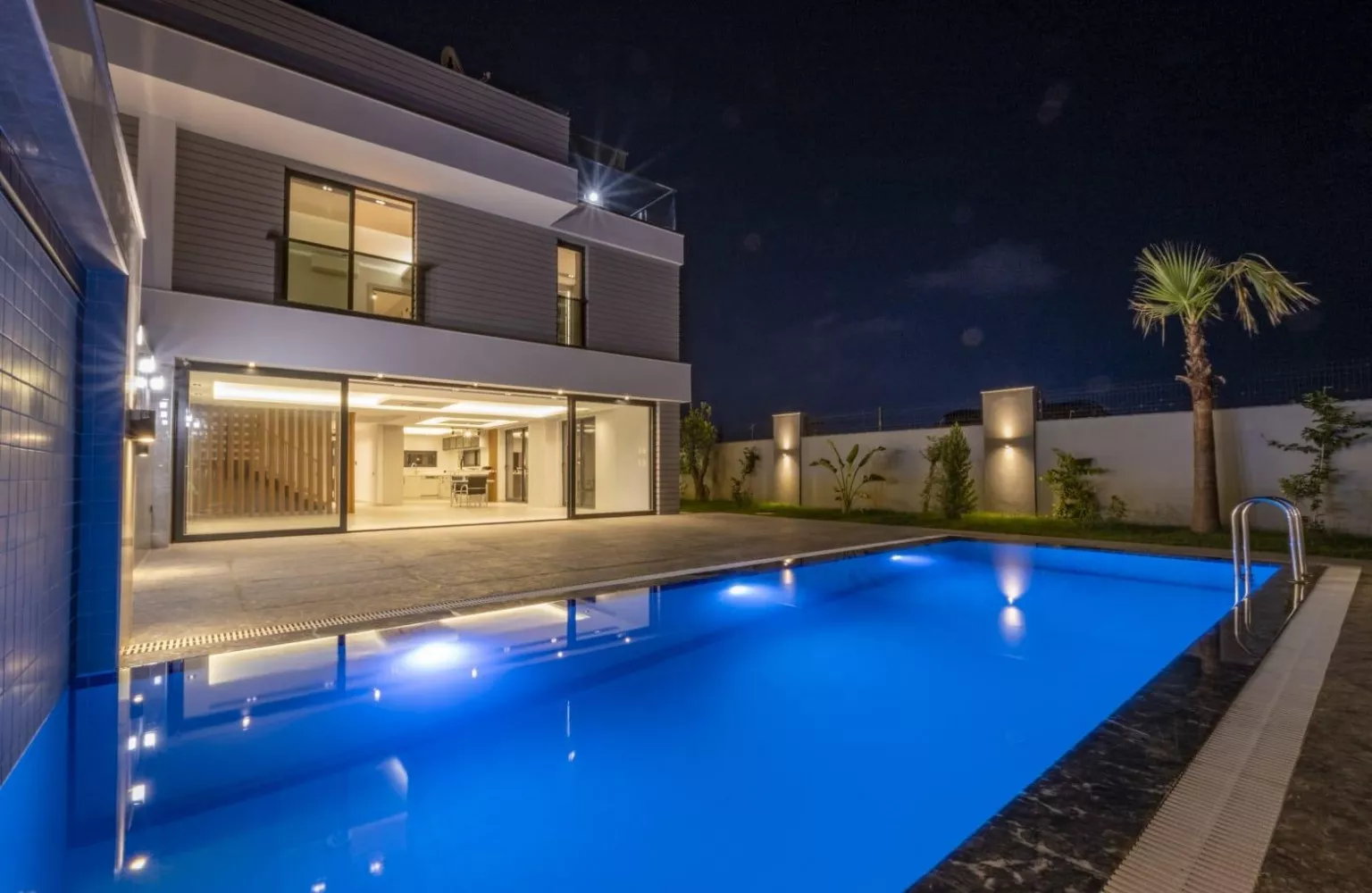 Havuzlu Bahçeli Satılık Sıfır 5+1 Villa - Güzeloba Antalya