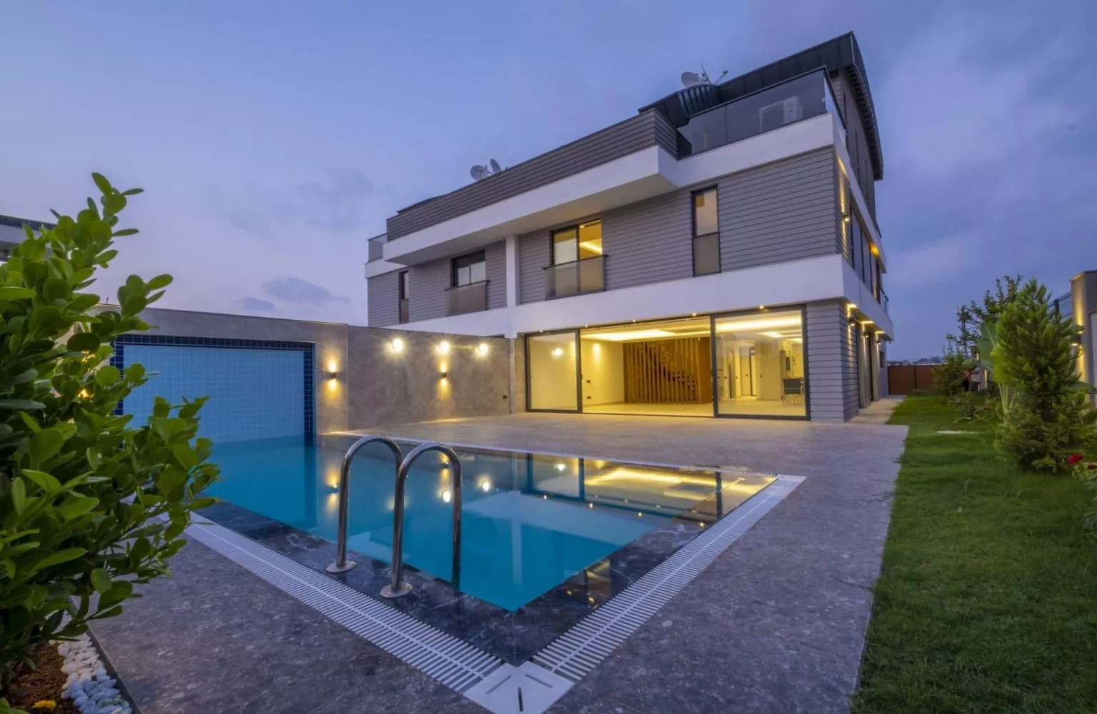 فيلا مستقلة 5+1 للبيع مع مسبح خاص.