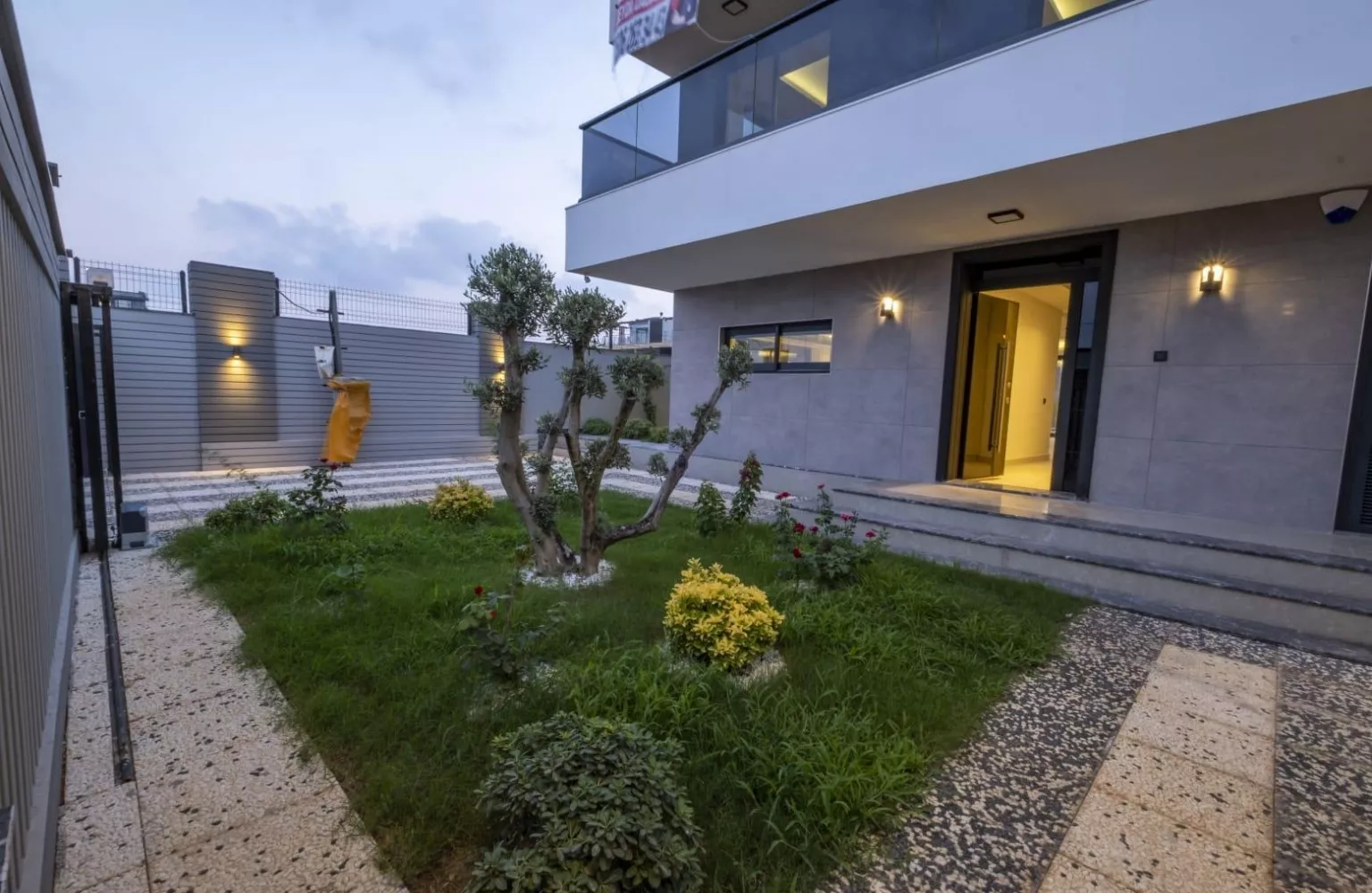 فيلا مستقلة 5+1 للبيع مع مسبح خاص.