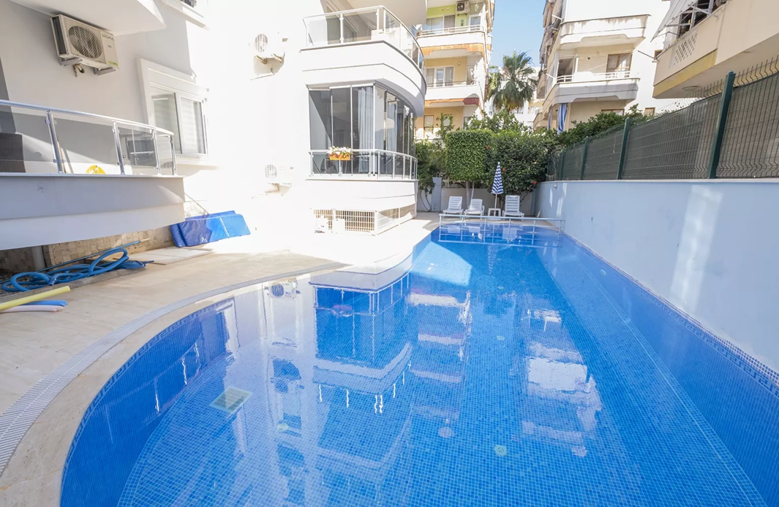 Alanya Merkez Satılık Eşyalı Havuzlu 1+1 Daire