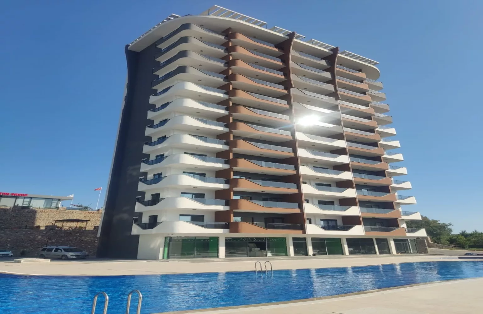 Alanya Mahmutlar'da Havuzlu Sitede Satılık 1+1 Eşyalı Daire