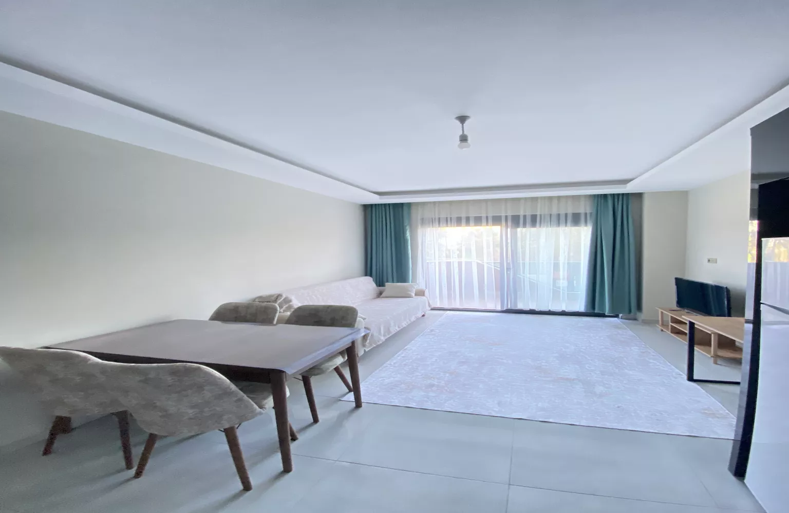Alanya Mahmutlar'da Havuzlu Sitede Satılık 1+1 Eşyalı Daire