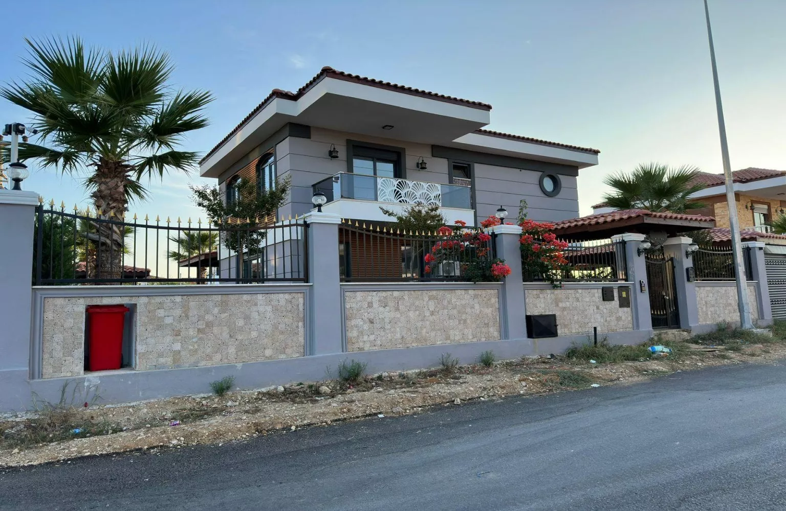 Antalya Kadriye'de 3+1 Satılık Müstakil Havuzlu Geniş Villa