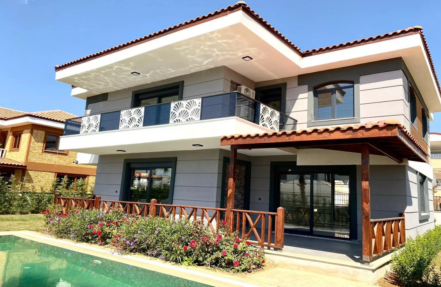 Antalya Kadriye'de 3+1 Satılık Müstakil Havuzlu Geniş Villa