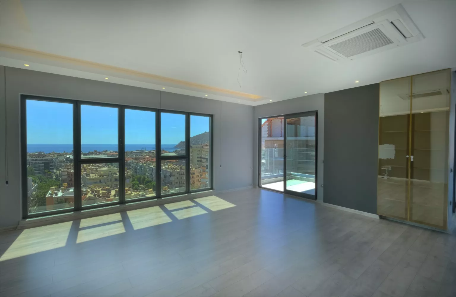 Alanya'da 5+1 Deniz Manzaralı Satılık Dubleks Daire