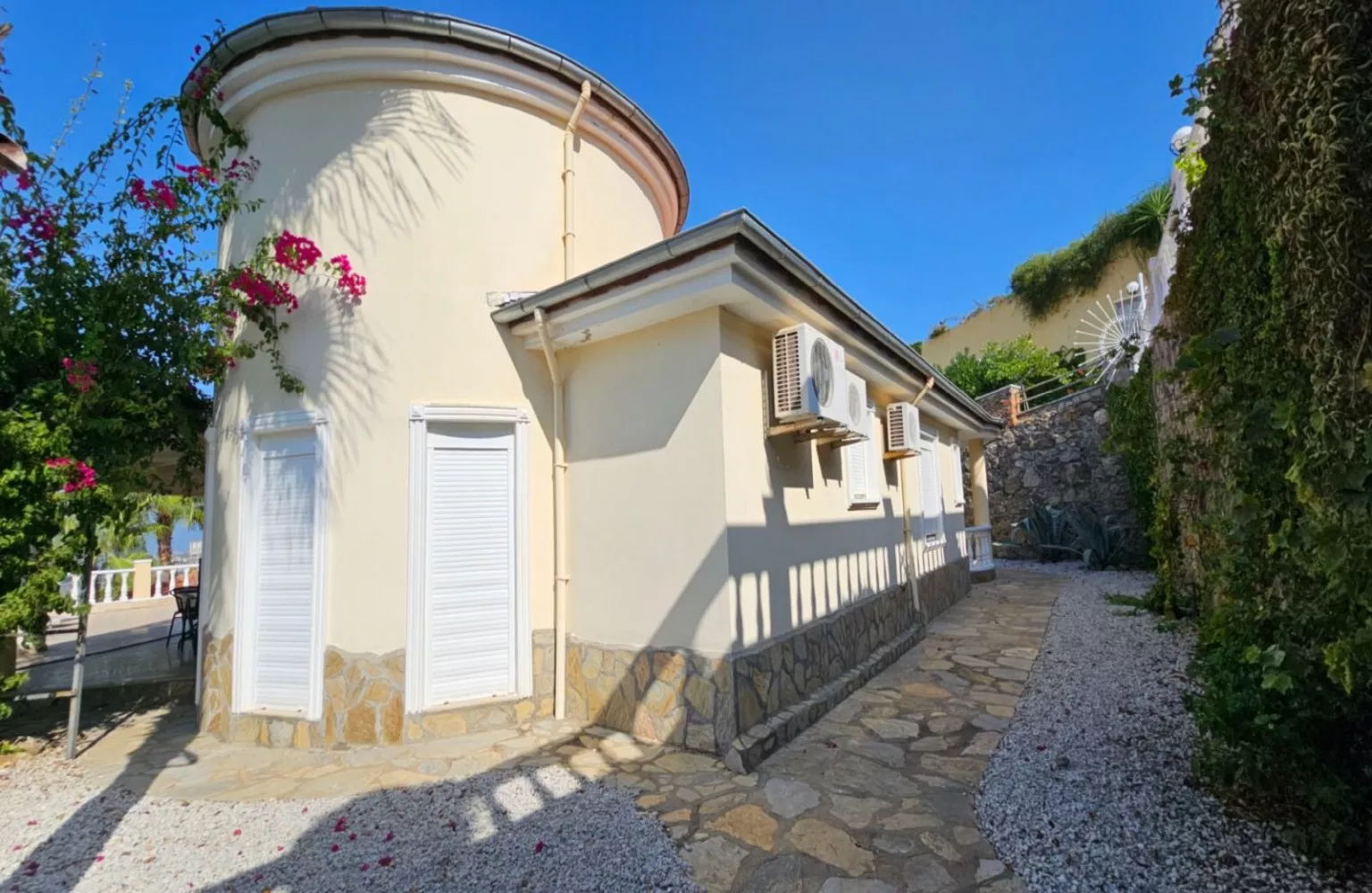 Alanya'da 3+1 deniz manzaralı özel havuzlu villa