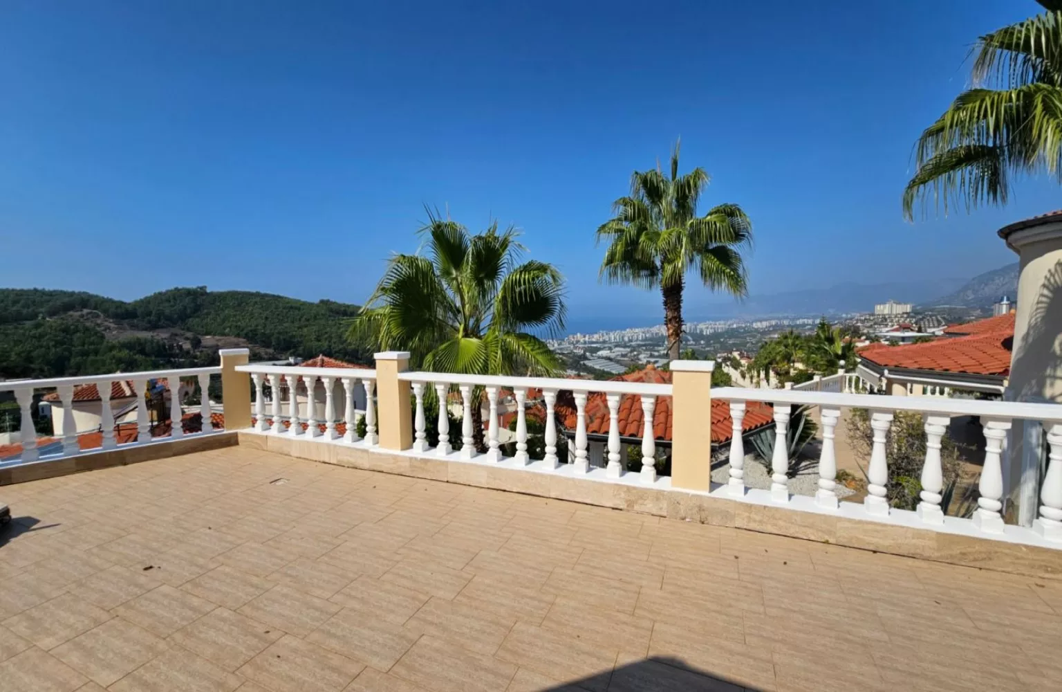 Alanya'da 3+1 deniz manzaralı özel havuzlu villa