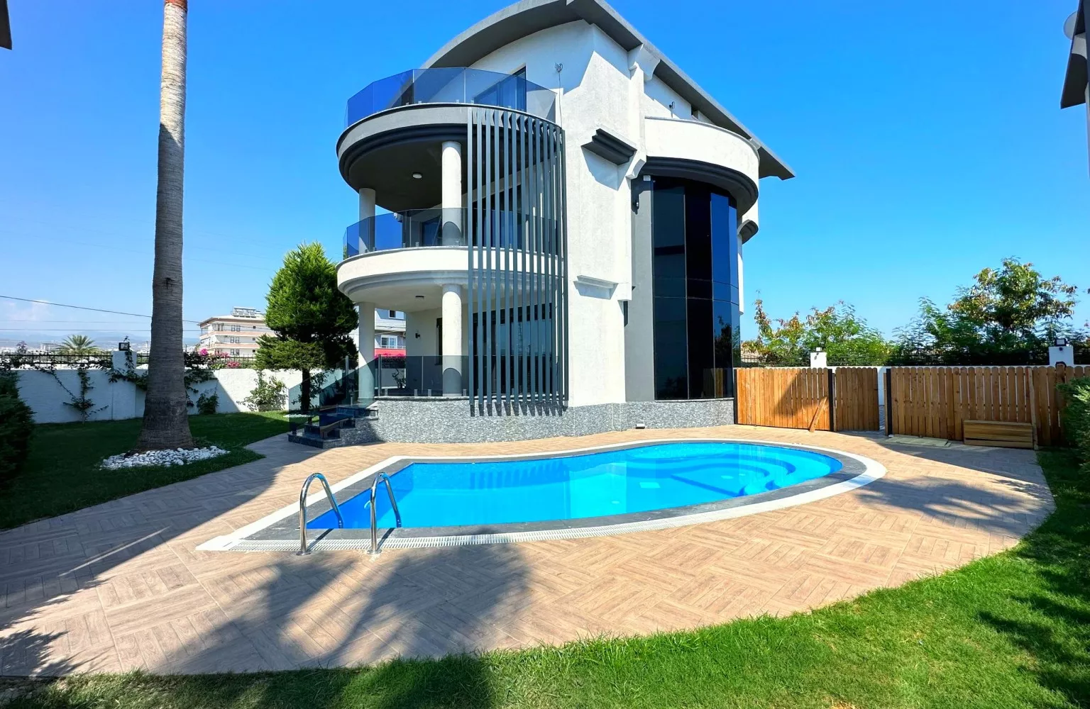 فيلا مميزة وواسعة مع تصميم حديث في ألانيا  للبيع