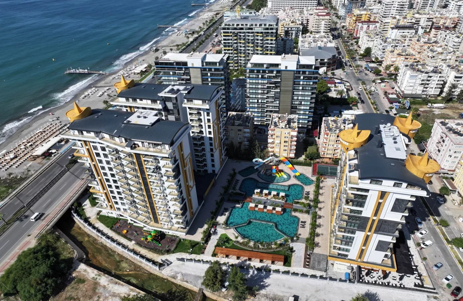 Cebeci Towers Mahmutlar'da denize sıfır satılık  2+1 daire.