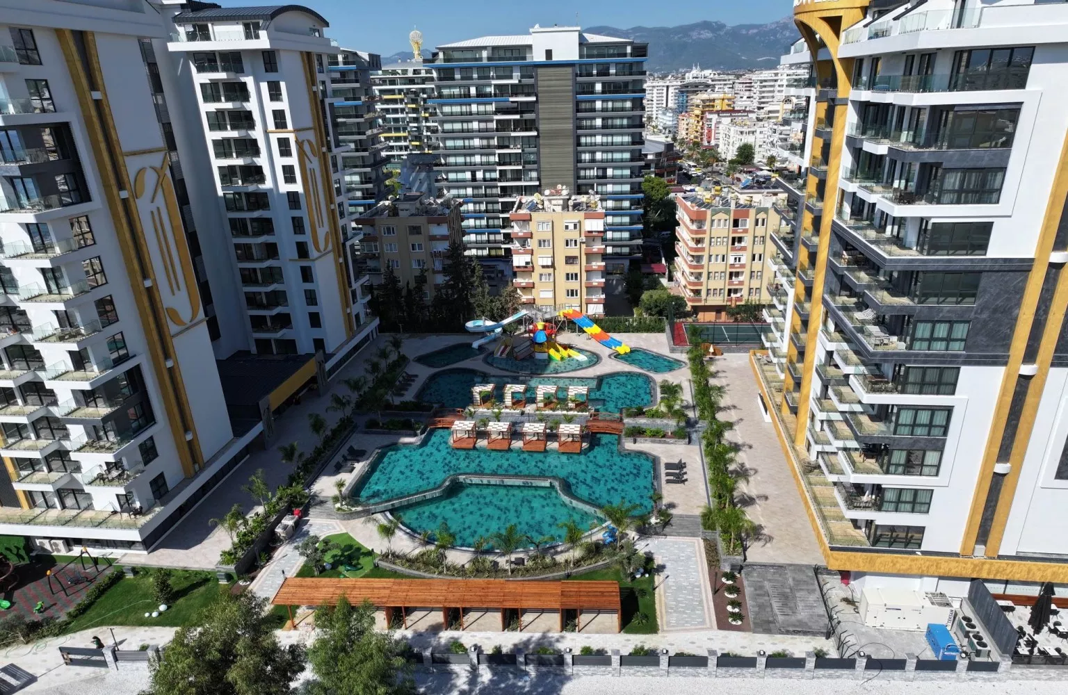 Cebeci Towers Mahmutlar'da denize sıfır satılık  2+1 daire.