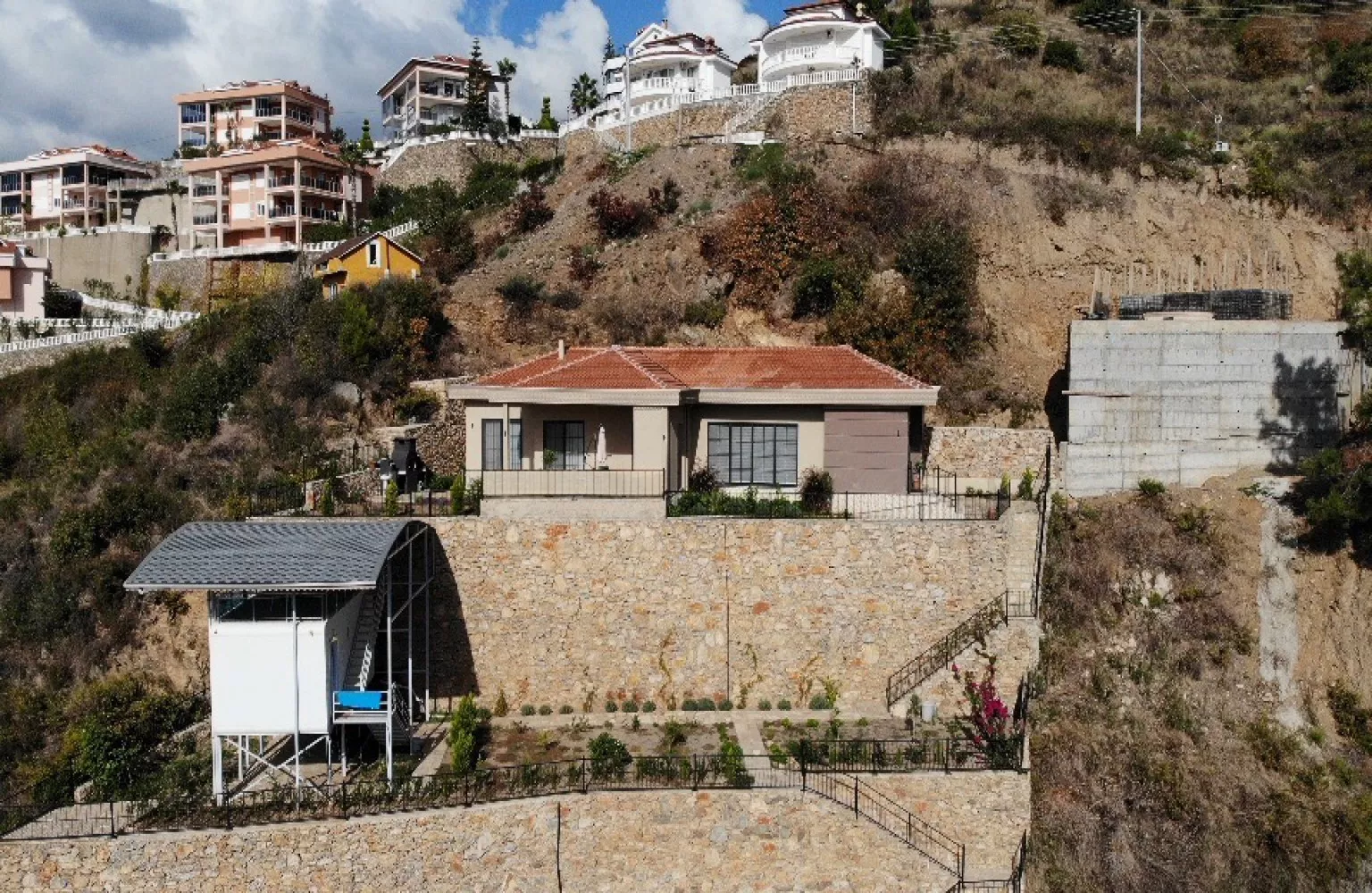 Alanya'da satılık deniz ve şehir manzaralı müstakil villa.