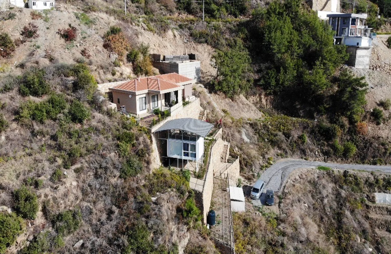 Alanya'da satılık deniz ve şehir manzaralı müstakil villa.