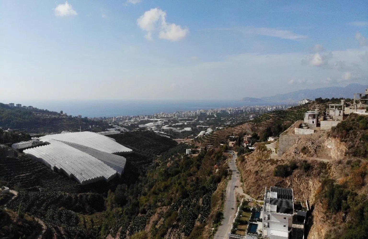 Alanya'da satılık deniz ve şehir manzaralı müstakil villa.