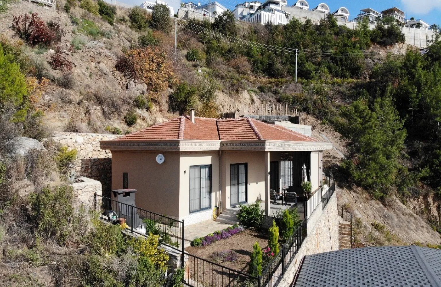 Alanya'da satılık deniz ve şehir manzaralı müstakil villa.