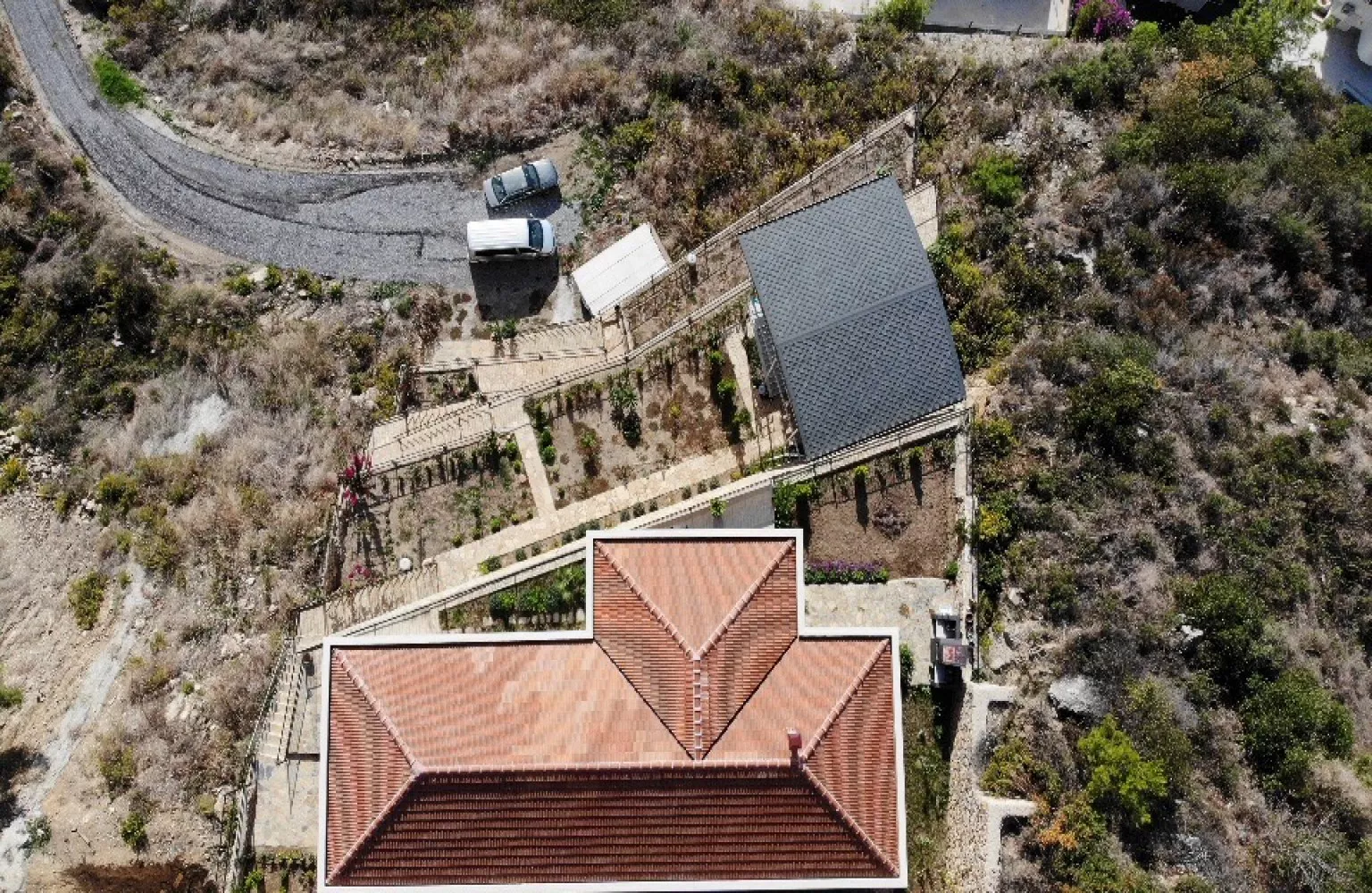 Alanya'da satılık deniz ve şehir manzaralı müstakil villa.