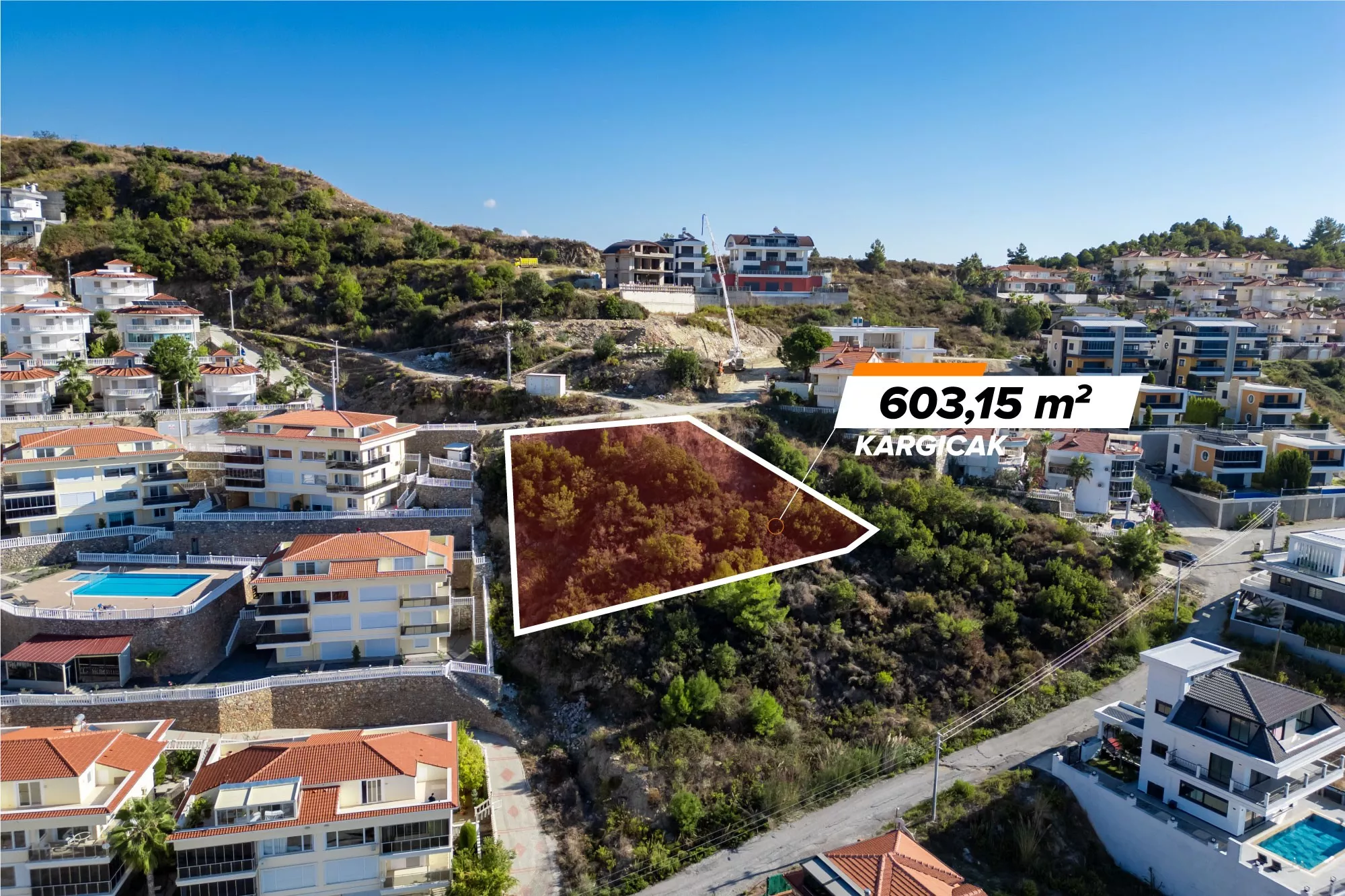 Alanya'da satılık deniz ve şehir manzaralı arsa.