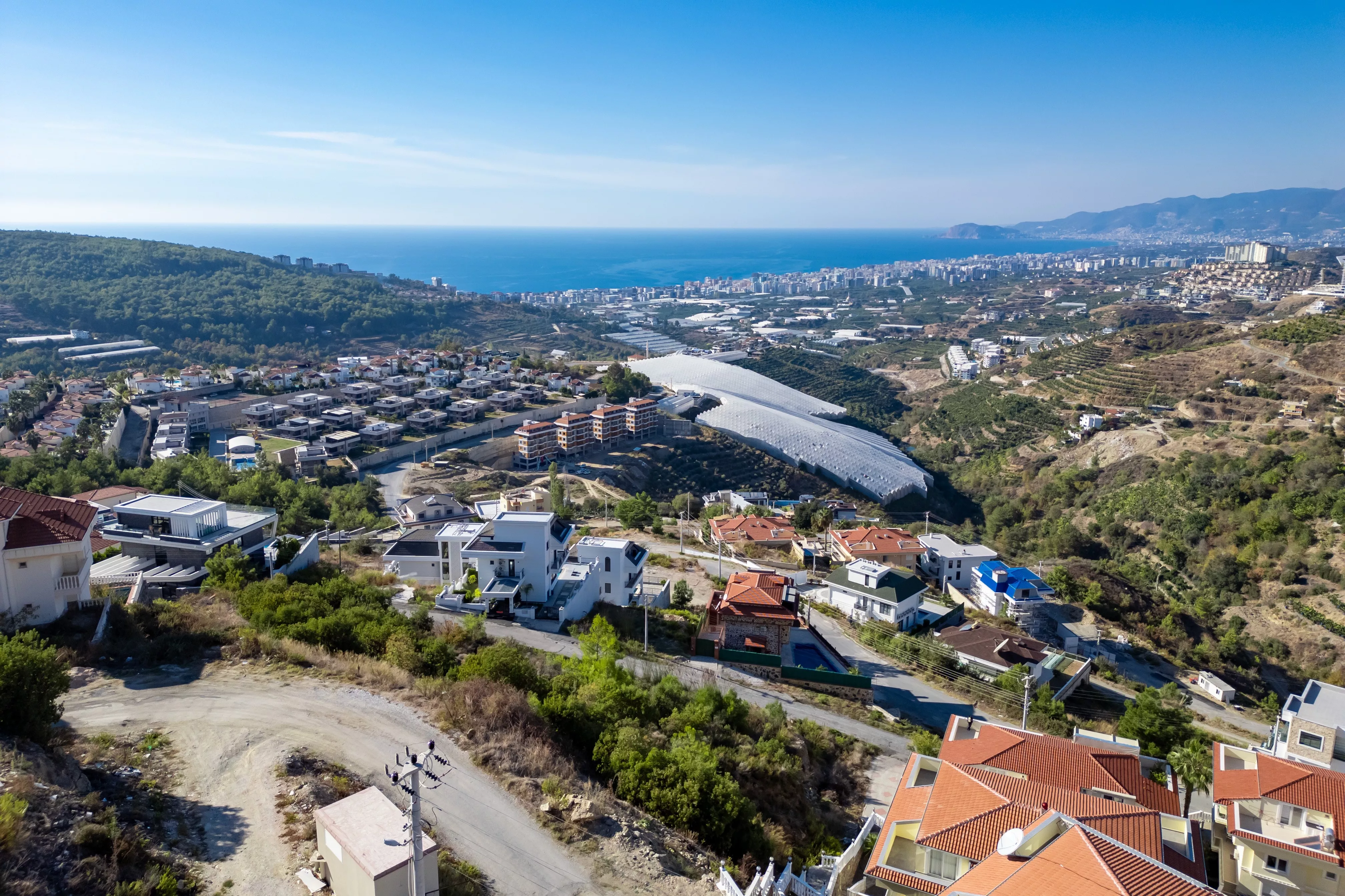 Alanya'da satılık deniz ve şehir manzaralı arsa.